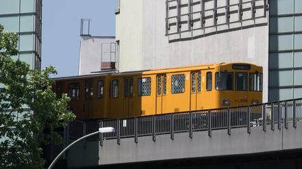 Rollt wieder: Eine U-Bahn fährt vor dem Bahnhof Möckernbrücke am Technikmuseum vorbei. 