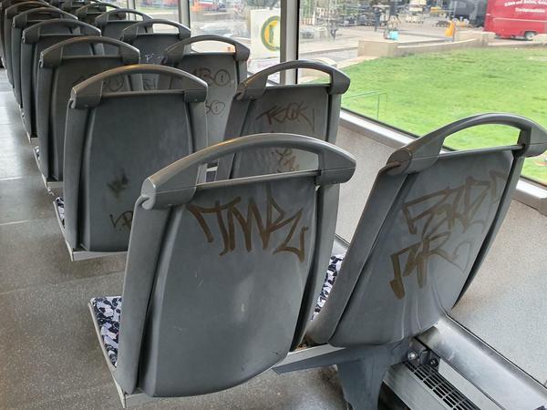 Beschmierte Sitze eines BVG-Busses.
