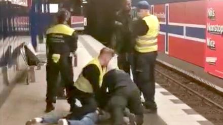 Aus dem Twitter-Video: Sicherheitspersonal setzt den Mann im U-Bahnhof Osloer Straße fest.