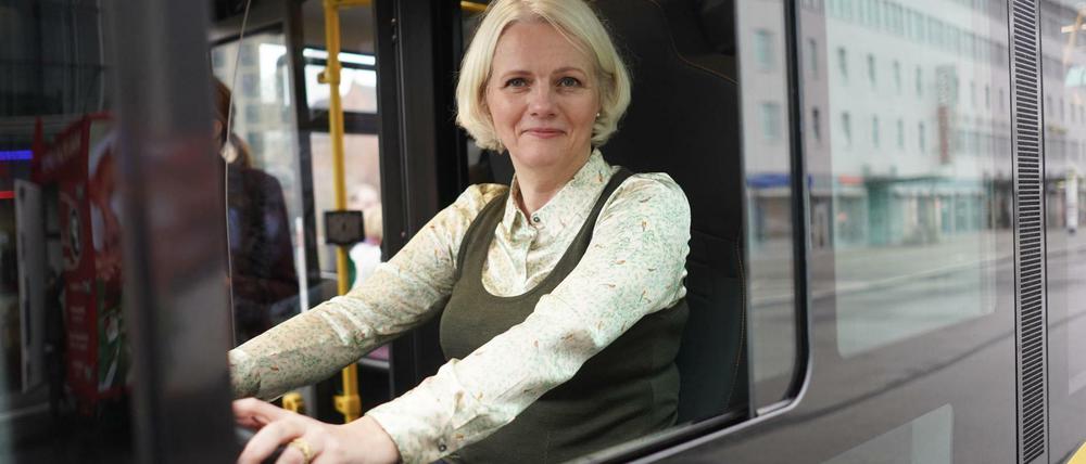 Am Steuer: Geht es nach Regine Günther, fahren Autofahrer bald mit dem Bus statt mit dem eigenen Pkw.