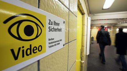 Videoüberwachung in den U-Bahnhöfen der BVG hilft der Polizei bei der Verfolgung von Straftätern.
