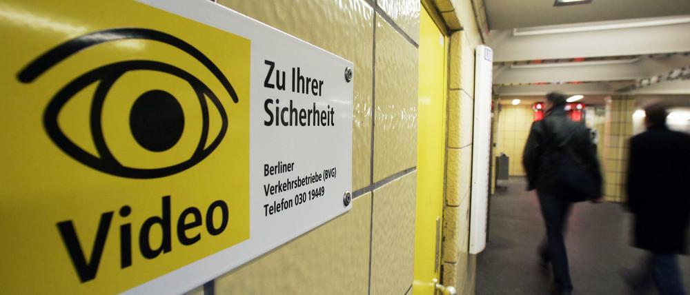 Ein Hinweisschild der Berliner Verkehrsbetriebe (BVG) mit der Aufschrift "Video - Zu Ihrer Sicherheit" weist auf die Videoüberwachung in einem U-Bahnhof hin.