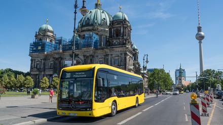 Am Montag ließ die BVG den ersten elektrischen 300er-Bus durch die City Ost rollen. Ab August wird man ihn dort regelmäßig sehen. 