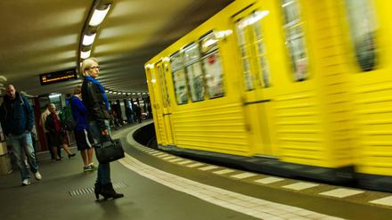 Eine U-Bahn fährt am 11.09.2014 in Berlin in den Bahnhof am Potsdamer Platz ein. 