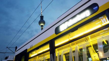 Am Donnerstag hatte der Aufsichtsrat der Verkehrsbetriebe Berlin-Brandenburg (VBB) der Einführung eines auf drei Monate befristeten Tickets für 29 Euro im Monat zugestimmt.