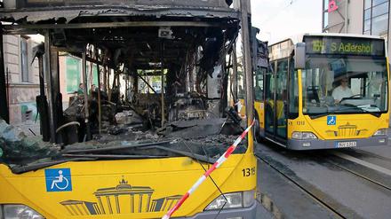 Auch dieser Bus brannte wegen eines technischen Defekts im Motorraum des Busses aus. Der Busfahrer und die Fahrgäste hatten sich rechtzeitig retten können.