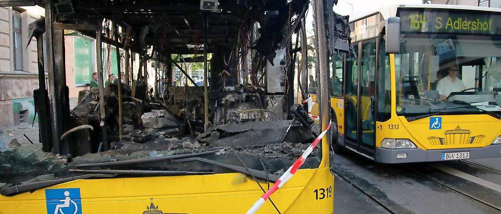 Auch dieser Bus brannte wegen eines technischen Defekts im Motorraum des Busses aus. Der Busfahrer und die Fahrgäste hatten sich rechtzeitig retten können.