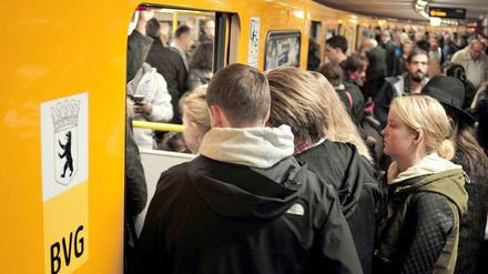 Alltag. Die U-Bahn beförderte 2014 so viele Passagiere wie noch nie. Entsprechend groß ist das Gedränge.