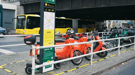 Nur noch an den Jelbi-Hubs dürfen Sharingfahrzeuge am Hardenbergplatz stehen.