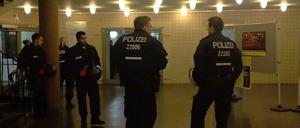 Die Sitzung der BVV von Friedrichshain-Kreuzberg stand am Mittwochabend unter Polizeischutz.