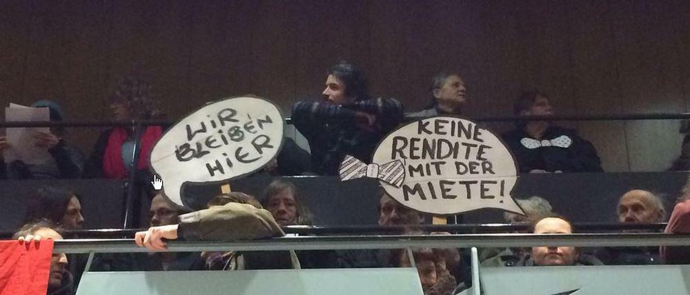 Mieter protestieren während der Bezirksverordnetenversammlung in Friedrichshain-Kreuzberg gegen Verdängung.