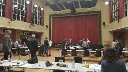 Der Saal in der Max-Taut-Aula in Lichtenberg am Donnerstag während der BVV-Sitzung ohne SPD-Fraktion. 