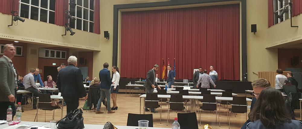 Der Saal in der Max-Taut-Aula in Lichtenberg am Donnerstag während der BVV-Sitzung ohne SPD-Fraktion. 