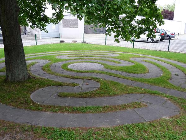 Graslabyrinth im Klostergarten der "Unbeschuhten Karmelitinnen" .