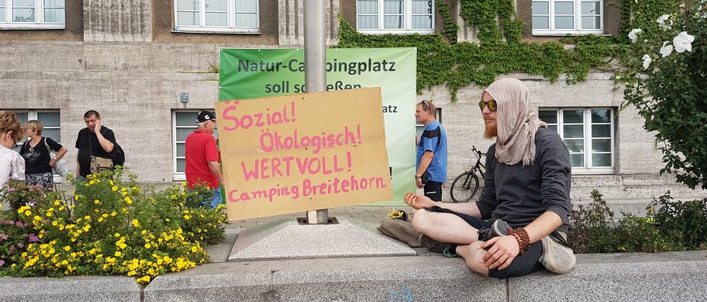 Am Donnerstag demonstrierten Campingplatz-Bewohner vor dem Rathaus Spandau. 