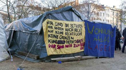 Seit Herbst letzten Jahres gibt es das Camp auf dem Oranienplatz in Kreuzberg. Zwar wurden kürzlich neue Flüchtlingsunterkünfte bereitgestellt, aber sofort nach dem Umzug waren neue Bewohner in den Zelten. 