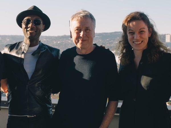 I need a dollar. Mit diesem Hit ist Soulstar Aloe Blacc (l.) bekannt geworden. BMG-CEO Hartwig Masuch und Dominique Casimir haben ihn bei ihrem Musiklabel unter Vertrag.