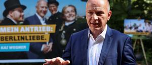 Berlins CDU-Chef und Spitzenkandidat Kai Wegner bei der Vorstellung von Wahlkampfplakaten.
