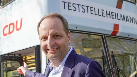 Thomas Heilmann (CDU) hatte der Betreiber-Apotheke angeboten, den Elektrobus, mit dem er im Bundestagswahlkampf 2017 durch seinen Wahlbezirk in Zehlendorf gefahren war, als Teststelle zu nutzen.