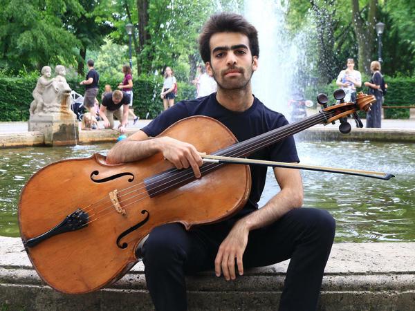 Nie ohne mein Cello. Mit 17 Jahren kam Faris Amin aus Ramallah nach Berlin, um an der Barenboim-Said-Akademie Cello zu studieren.
