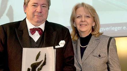 Thomas Beckmann mit seiner Auszeichnung neben Laudatorin Hannelore Kraft