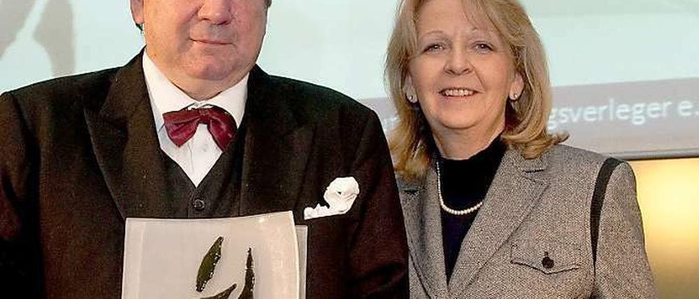 Thomas Beckmann mit seiner Auszeichnung neben Laudatorin Hannelore Kraft