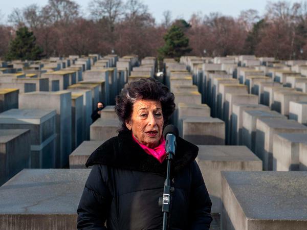 Lea Rosh vor dem Berliner Holocaust-Mahnmal.