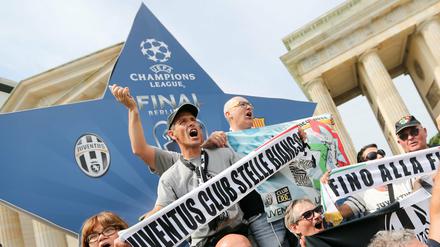 Fans von Juventus Turin posieren am 06.06.2015 vor dem Champions League Finale am Brandenburger Tor in Berlin. 