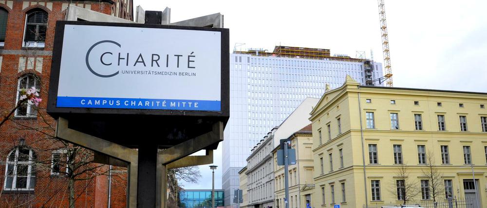 Europas größte Universitätsklinik - die Charité in Berlin. Nach jahrelangem Tarifkampf gibt es nun mehr Personal. Ein Abschluss mit bundesweiter Signalwirkung.