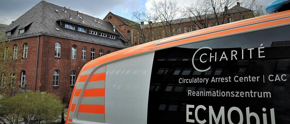 Ein Ecmo-Mobil für schwererkrankte Patienten auf dem Campus der Charité in Berlin-Mitte.