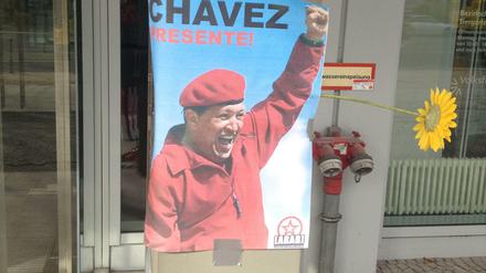 "Chavez ist anwesend" steht auf dem Plakat vor der Botschaft.