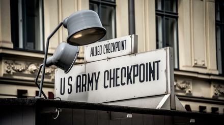 Der Checkpoint Charlie ist ein Touristenmagnet.