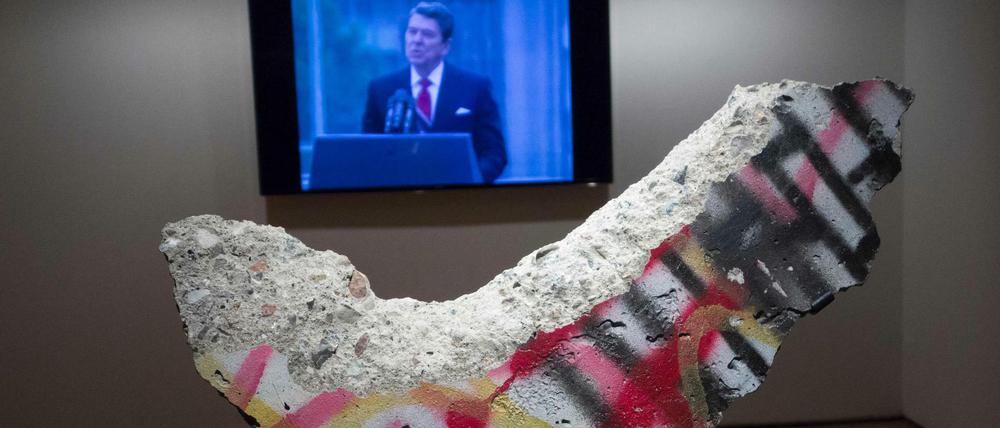 Original Berlin - und vom Original-Reagan signiert. Dieses Mauerstück wurde in New York versteigert.