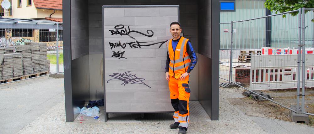 Servicetechniker Daniel Trigloff an der City-Toilette am S-Bahnhof Yorckstraße