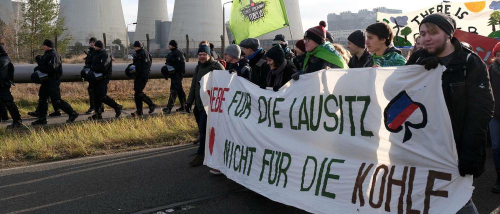 Ärger mit der Polizei ist eingepreist: Klimaprotestler von "Ende Gelände" (hier Ende November in Jänschwalde) sind nicht grundsätzlich gegen Gewalt. 