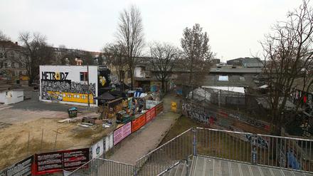 Clubs und Betriebe auf dem RAW-Gelände an der Warschauer Brücke in Berlin-Friedrichshain: Der Besitzer will nun Büsche roden und die Beleuchtung verbessern.