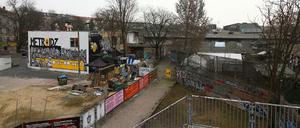 Clubs und Betriebe auf dem RAW-Gelände an der Warschauer Brücke in Berlin-Friedrichshain: Der Besitzer will nun Büsche roden und die Beleuchtung verbessern.