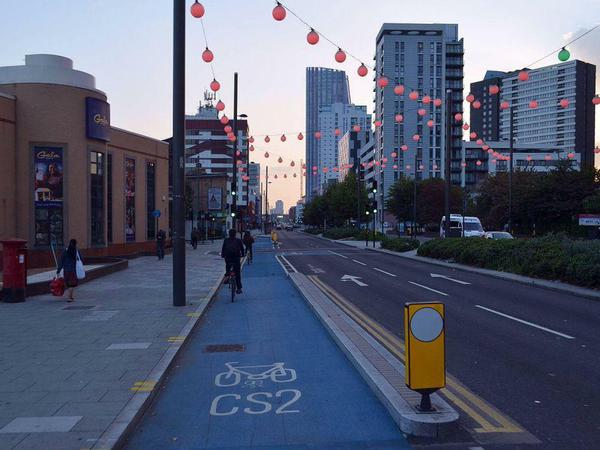 Anders als bei der ersten Generation der Superhighways für Radfahrer werden nun bauliche Barrieren geschaffen, um den Kraftverkehr fernzuhalten. - Foto: Cmglee (CC: BY-SA 3.0)