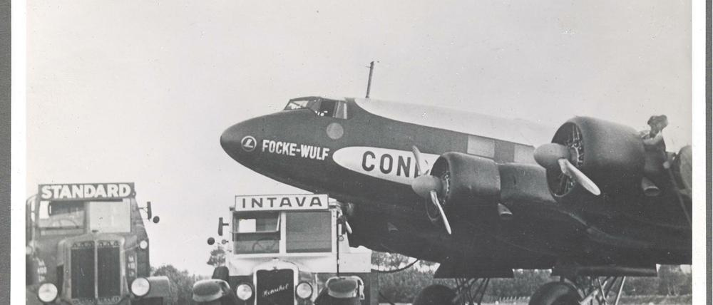 Die Condor wird für den Transatlantikflug betankt. 