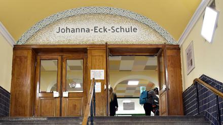 Eingang mit Namens-Schriftzug der Johanna-Eck-Schule in Berlin-Tempelhof.