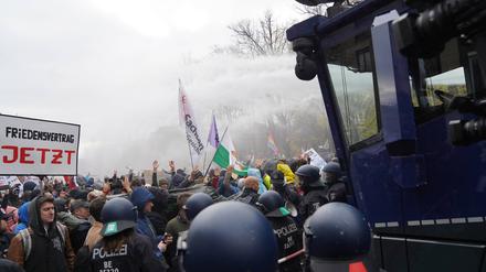 Die Polizei setzt Wasserwerfer ein bei der „Querdenken“-Demo am Brandenburger Tor.
