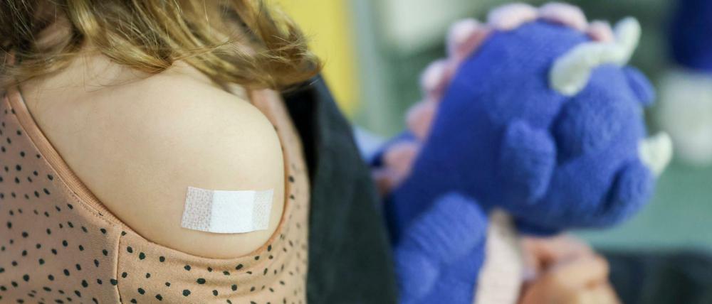 Ein Pflaster klebt auf den Arm eines 7-jähriges Mädchens, nachdem es gegen das Covid19-Virus geimpft wurde. Die U12-Impfungen gehen kommende Woche auch in Berlin langsam los.