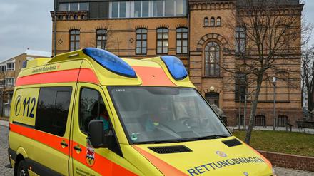 Ein Rettungswagen vom Deutschen Roten Kreuz fährt am Gebäude des Klinikums Niederlausitz vorbei. Der Landkreis Oberspreewald-Lausitz ist derzeit Corona-Schwerpunkt in Brandenburg. 