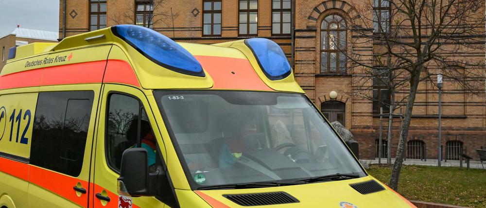 Ein Rettungswagen vom Deutschen Roten Kreuz fährt am Gebäude des Klinikums Niederlausitz vorbei. Der Landkreis Oberspreewald-Lausitz ist derzeit Corona-Schwerpunkt in Brandenburg. 