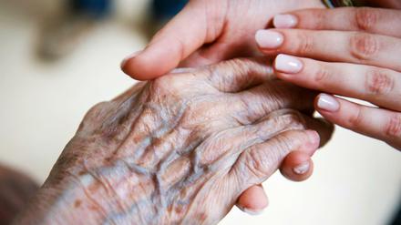 Ältere Menschen haben oft wenig soziale Kontakte – wenn die wegfallen, kann das schlimme Folgen haben.