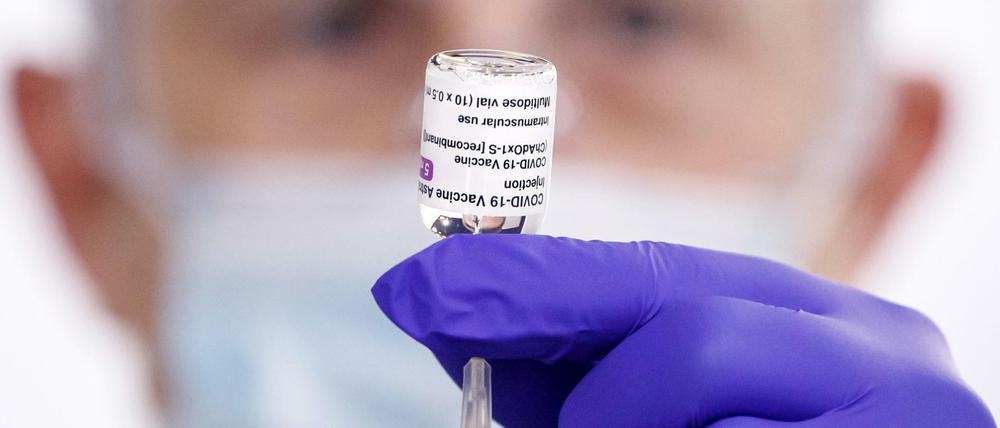 Ein Arzt in Großbritannien zieht eine Spritze mit dem Astrazeneca-Impfstoff auf.
