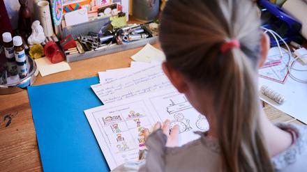 Eine Schülerin der 3. Klasse arbeitet im Fach Deutsch Zuhause am Schreibtisch.