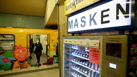 Seit Montag gilt die Maskenpflicht in Berlin im ÖPNV. Einfache Schutzmasken kann man an einem Automaten am U-Bahnhof Turmstraße kaufen. 