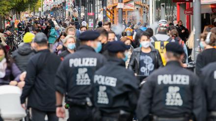 Bundespolizisten kontrollieren in der Wilmersdorfer Straße die Einhaltung der Maskenpflicht. 