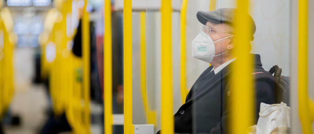 Ein Mann sitzt mit FFP2-Maske in der U-Bahn (Symbolbild).